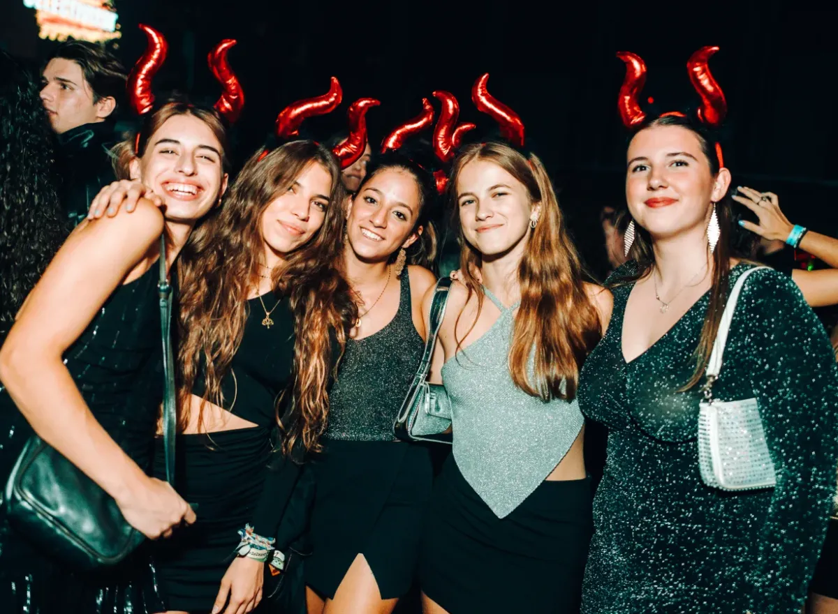 Festa de graduació amb confeti i llums